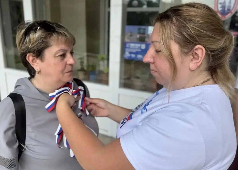 «Мой Триколор». В преддверии Дня России сотрудники управы Куйбышевского района поздравили земляков и раздали им ленточки с символикой российского флага «Мой Триколор». В преддверии Дня России сотрудники управы Куйбышевского района поздравили земляков и раздали им ленточки с символикой российского флага
