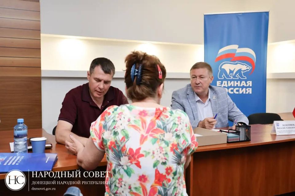 Виталий Золотнюк провел прием граждан в региональной общественной приемной партии «Единая Россия» Виталий Золотнюк провел прием граждан в региональной общественной приемной партии «Единая Россия»