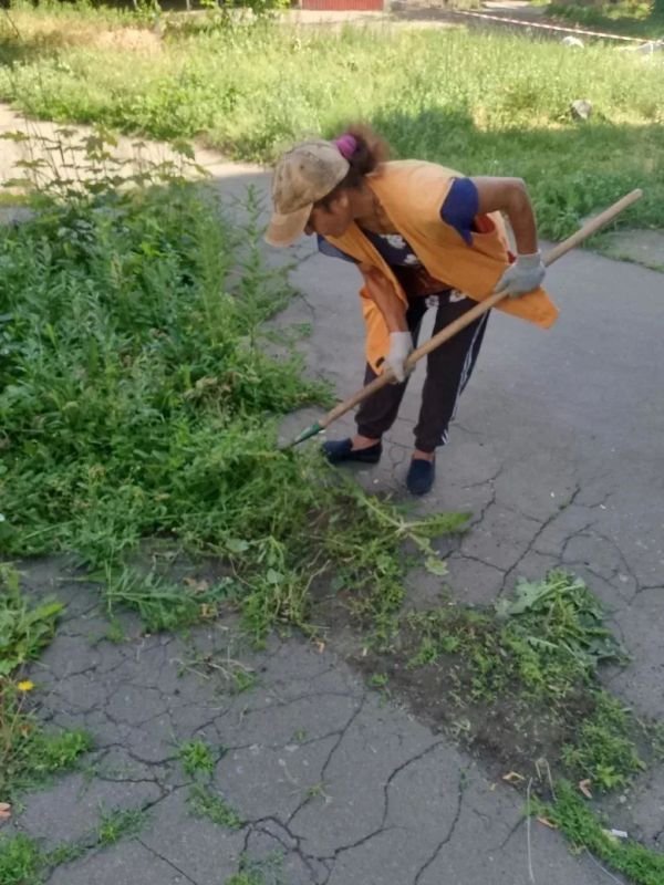 Коммунальщики Снежного продолжают благоустраивать территории общего пользования Коммунальщики Снежного продолжают благоустраивать территории общего пользования