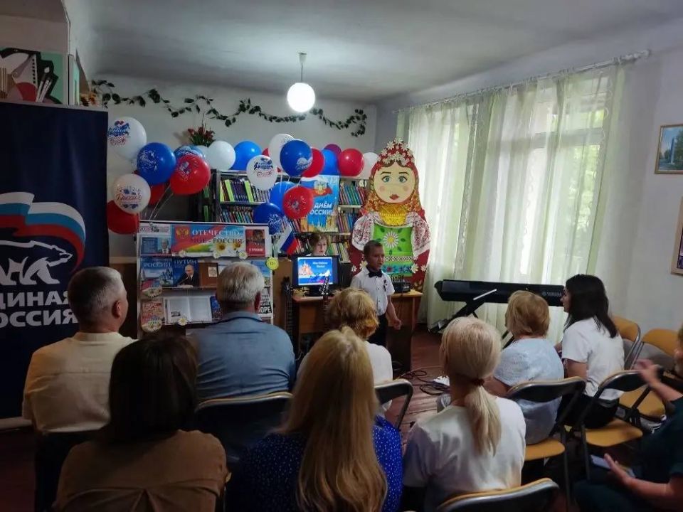 Сегодня, 11 июня, в преддверии праздника Дня России в МБУ «Централизованная библиотечная система для взрослых города Донецка» Библиотека - филиал №6 прошёл информационный час «Русь, Россия, Родина моя» Сегодня, 11 июня, в преддверии праздника Дня России в МБУ «Централизованная библиотечная система для взрослых города Донецка» Библиотека - филиал №6 прошёл информационный час «Русь, Россия, Родина моя»