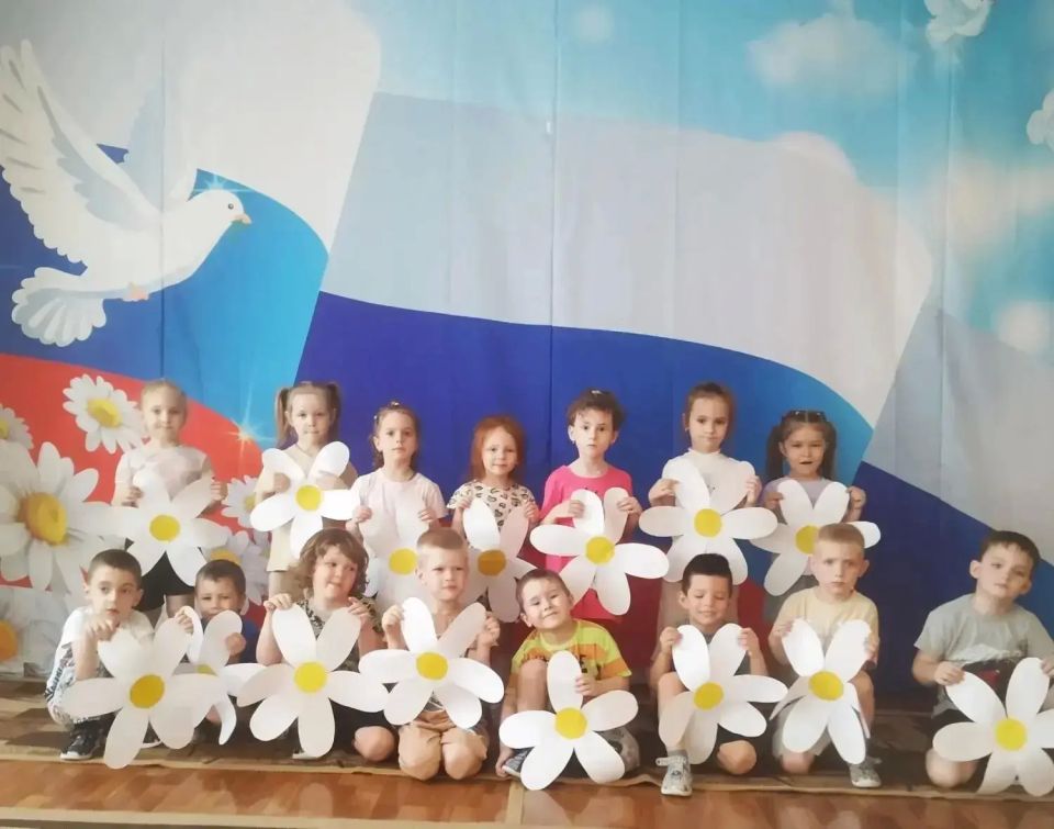 Россия – Родина моя!. В преддверии одного из самых значимых государственных праздников — Дня России, который ежегодно отмечается 12 июня, дошкольные образовательные учреждения городского округа Енакиево наполнились... Россия – Родина моя!. В преддверии одного из самых значимых государственных праздников — Дня России, который ежегодно отмечается 12 июня, дошкольные образовательные учреждения городского округа Енакиево наполнились...
