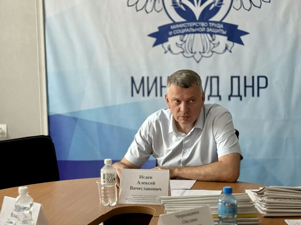 Алексей Исаев: Провел заседание Межведомственной комиссии, в ходе которого рассмотрели 462 заявления от граждан, пострадавших в результате боевых действий: