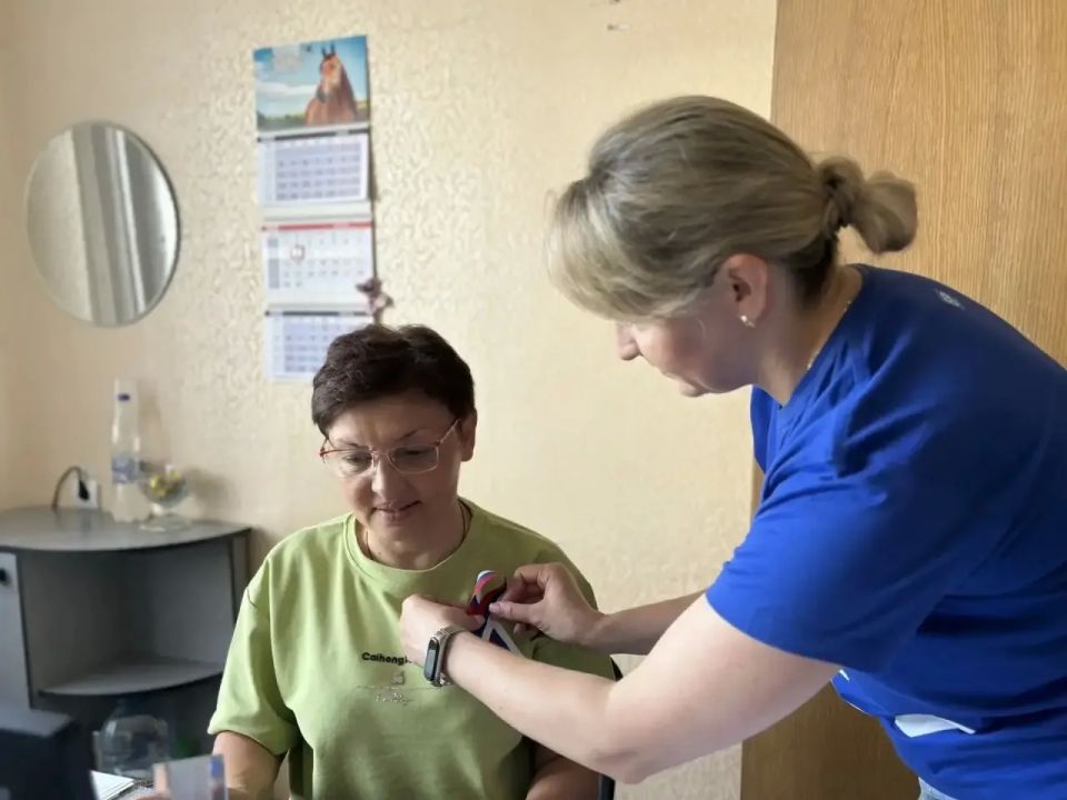 День России!. В преддверии праздника мы раздаем всем желающим триколоры День России!. В преддверии праздника мы раздаем всем желающим триколоры