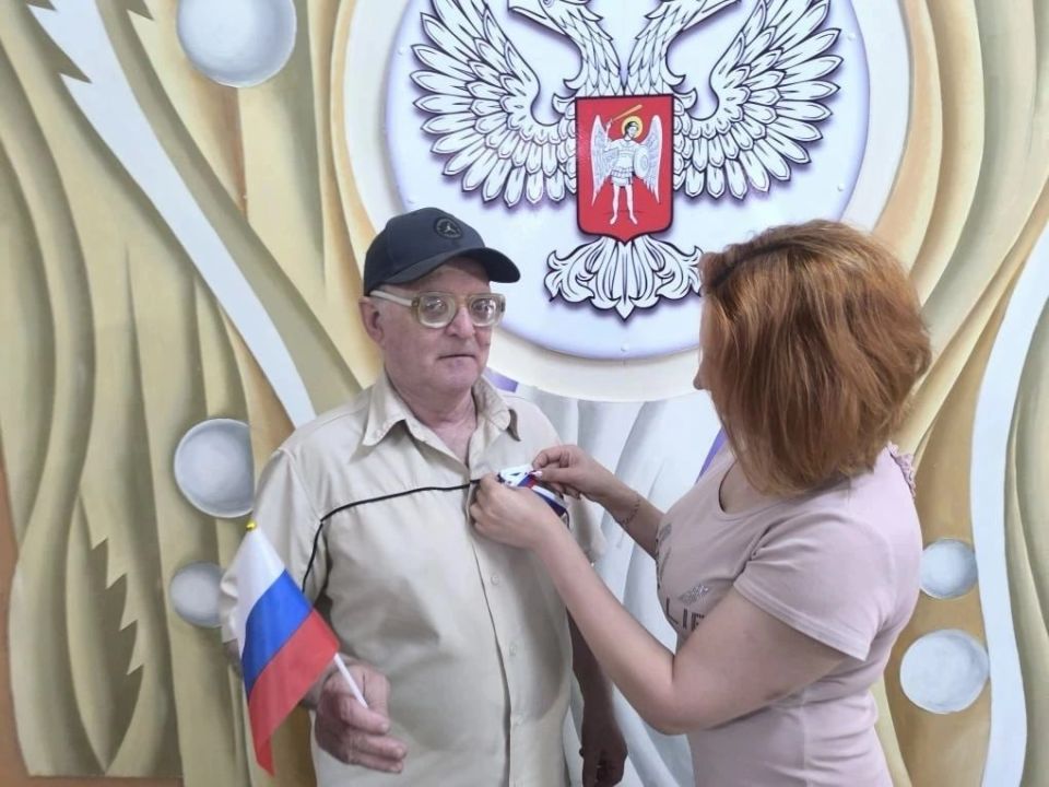 Роман Конев: В Никитовском районе в рамках инициативы «Единой России» «Культура малой Родины» накануне Дня России прошли акции по раздаче символов нашей страны – ленточек и флажков триколор