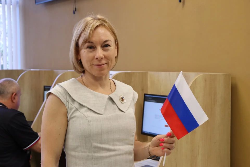 В преддверии Дня России в центрах «Мои Документы» для заявителей организована праздничная акция по вручению флажков с государственной символикой Российской Федерации