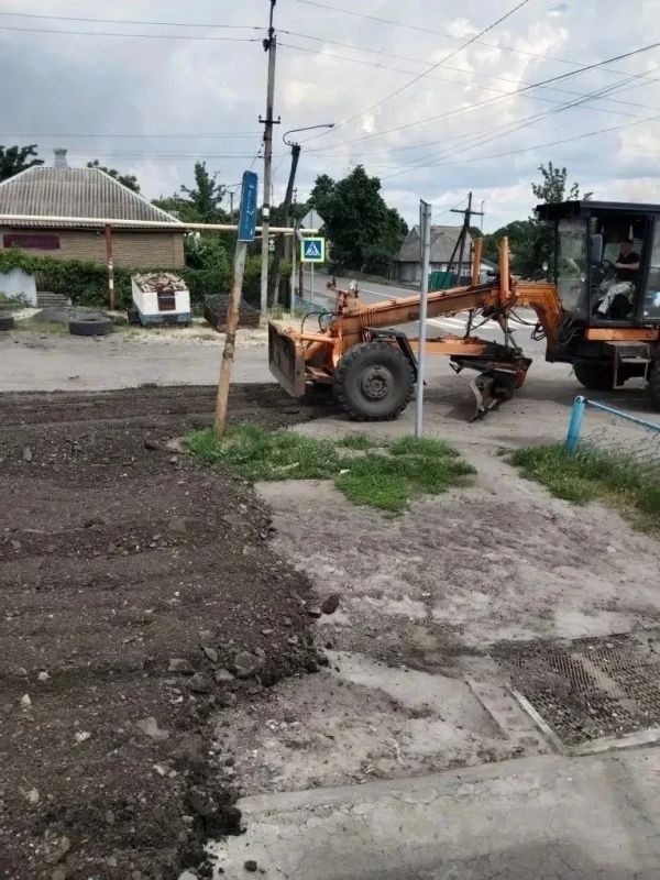 Самарские дорожники выполняют работы по отсыпке проезжей части в Снежном Самарские дорожники выполняют работы по отсыпке проезжей части в Снежном