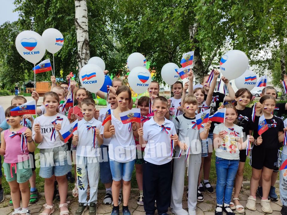 Сегодня в Пролетарском районе Донецка, в преддверии Дня России, состоялась акция «С Днем России!» Сегодня в Пролетарском районе Донецка, в преддверии Дня России, состоялась акция «С Днем России!»