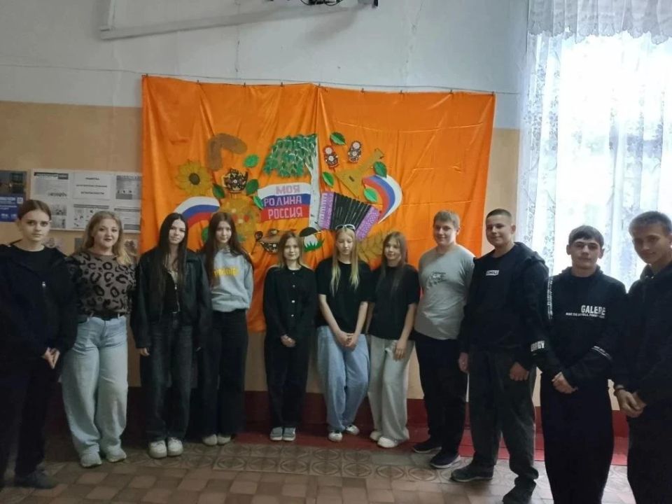 МБУ "Клуб "Комсомолец" г.о.Торез". В преддверии Дня России прошла замечательная выставка детских рисунков под названием "Прекрасна ты, моя Россия!" МБУ "Клуб "Комсомолец" г.о.Торез". В преддверии Дня России прошла замечательная выставка детских рисунков под названием "Прекрасна ты, моя Россия!"