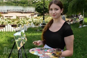“Чтобы люди чаще обращали на это внимание”: студенты художественного колледжа пишут летний Донецк