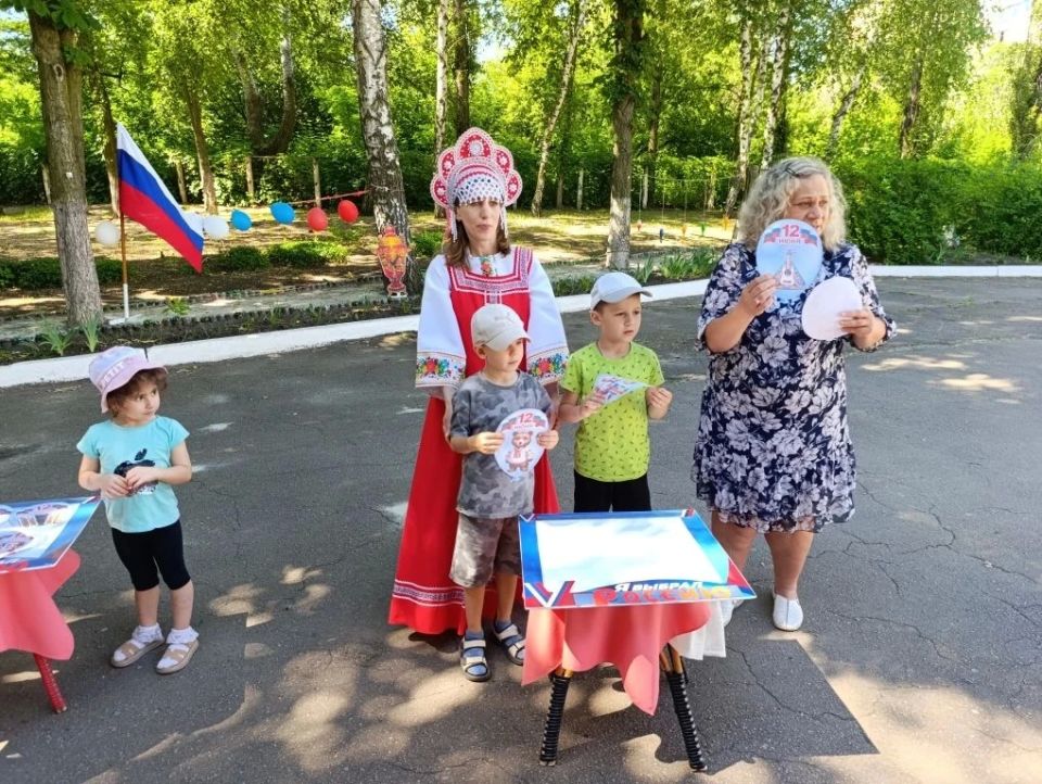 День России наступает,. Солнце ярче светит вдруг День России наступает,. Солнце ярче светит вдруг