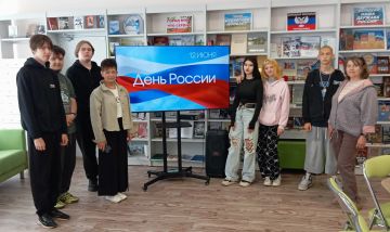 В рамках работы Центра популяризации русского языка и культуры «Русское слово», года единства народов России сотрудник читального зала центральной городской модельной библиотеки для обучающейся молодежи Дебальцевского...