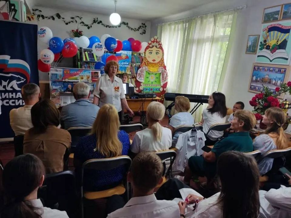 Сегодня, 11 июня, в преддверии праздника Дня России в МБУ «Централизованная библиотечная система для взрослых города Донецка» Библиотека - филиал №6 прошёл информационный час «Русь, Россия, Родина моя» Сегодня, 11 июня, в преддверии праздника Дня России в МБУ «Централизованная библиотечная система для взрослых города Донецка» Библиотека - филиал №6 прошёл информационный час «Русь, Россия, Родина моя»