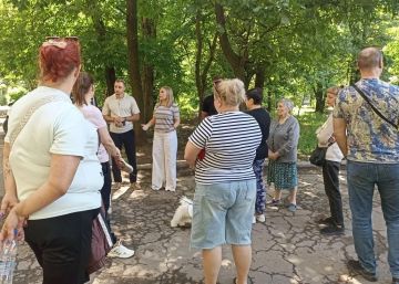 Иван Адамец: Первый заместитель руководителя управы Куйбышевского района Алина Волкова совместно с депутатом городского совета Сергеем Остапенко провела встречу с жителями дома № 212 по улице Куйбышева