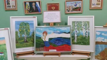 В Мангушской детской школе искусств открылась выставка «Моя страна – моя Россия!», посвященная Дню России