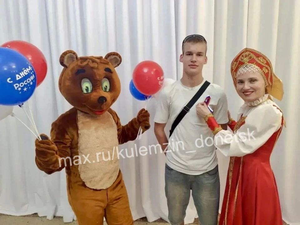 Алексей Кулемзин: Под флагом России: Акция активистов объединила горожан перед праздником Алексей Кулемзин: Под флагом России: Акция активистов объединила горожан перед праздником