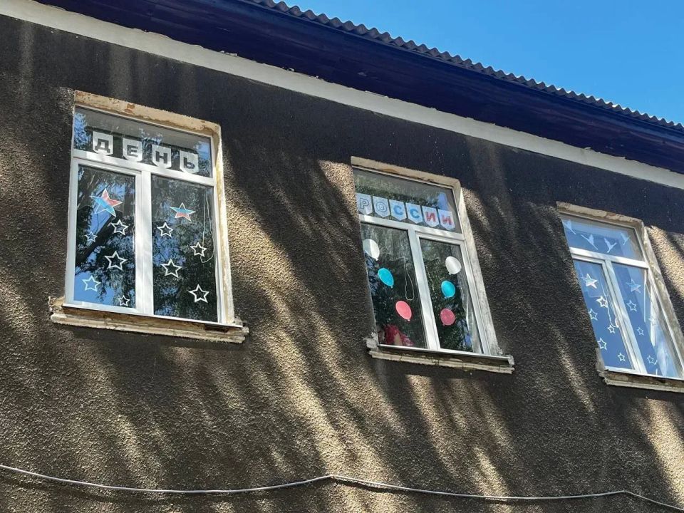 В Центрально-Городском районе Горловки прошла Всероссийская акция «Окна России» В Центрально-Городском районе Горловки прошла Всероссийская акция «Окна России»