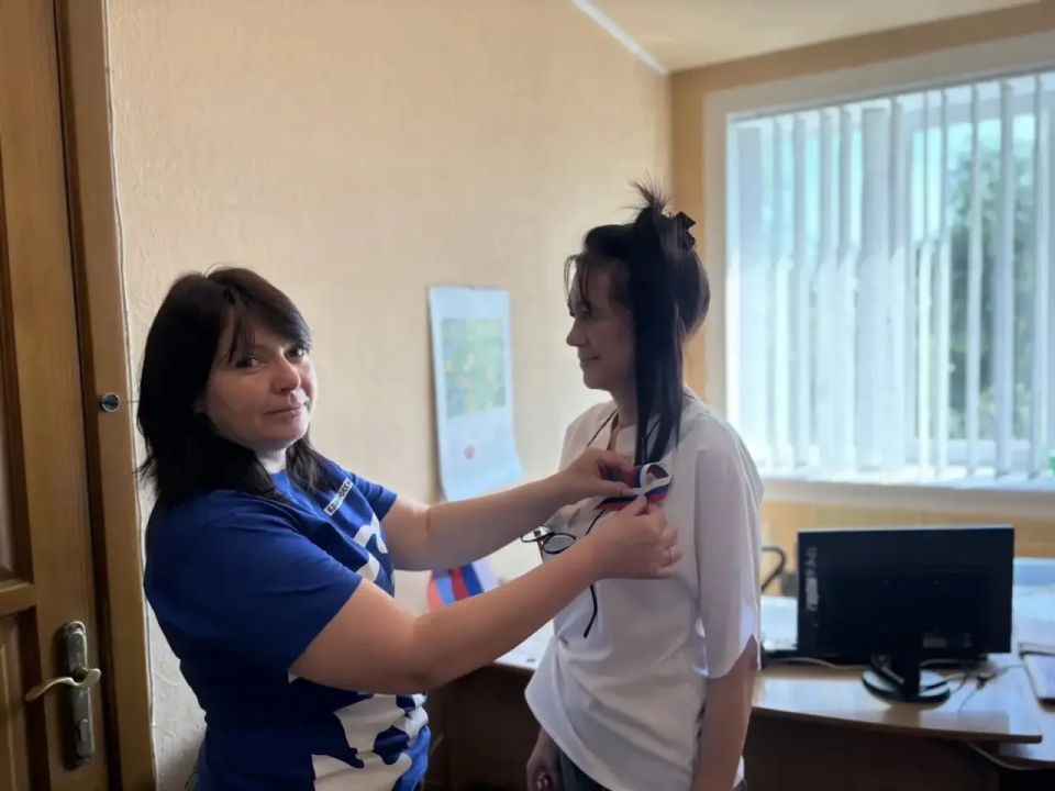 День России!. В преддверии праздника мы раздаем всем желающим триколоры День России!. В преддверии праздника мы раздаем всем желающим триколоры