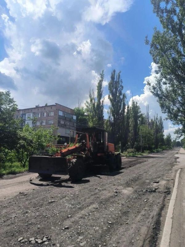 В Снежном специалистами предприятия «Спецтранс» совместно с аварийной бригадой из шеф-региона Самарской области ведутся работы по отсыпке и грейдированию дороги на ул Квитки В Снежном специалистами предприятия «Спецтранс» совместно с аварийной бригадой из шеф-региона Самарской области ведутся работы по отсыпке и грейдированию дороги на ул Квитки