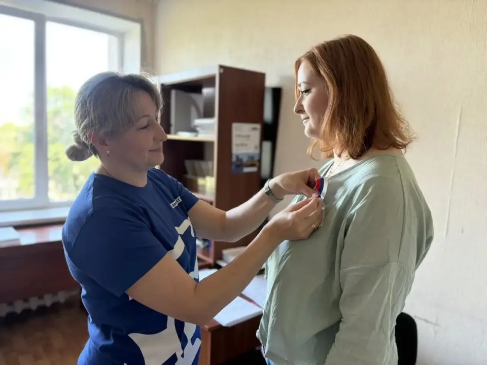 День России!. В преддверии праздника мы раздаем всем желающим триколоры День России!. В преддверии праздника мы раздаем всем желающим триколоры