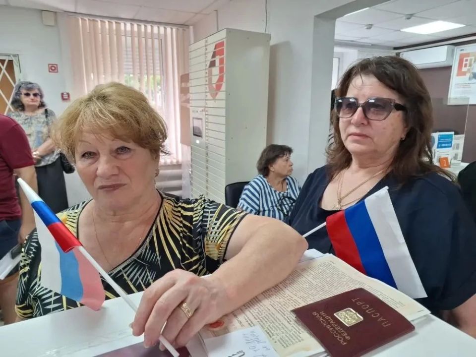 В преддверии Дня России в центрах «Мои Документы» для заявителей организована праздничная акция по вручению флажков с государственной символикой Российской Федерации В преддверии Дня России в центрах «Мои Документы» для заявителей организована праздничная акция по вручению флажков с государственной символикой Российской Федерации