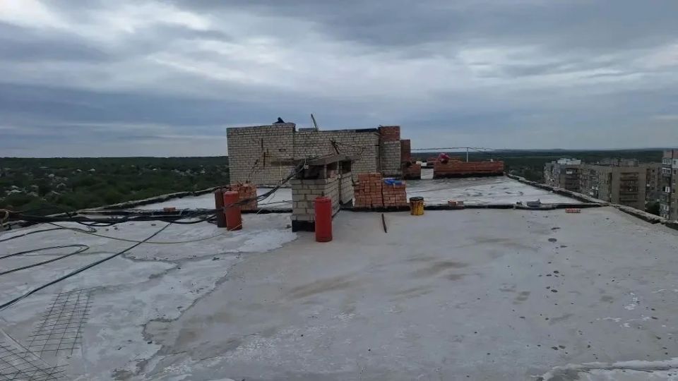Самарские строители ремонтируют крышу жилого дома в Снежном Самарские строители ремонтируют крышу жилого дома в Снежном
