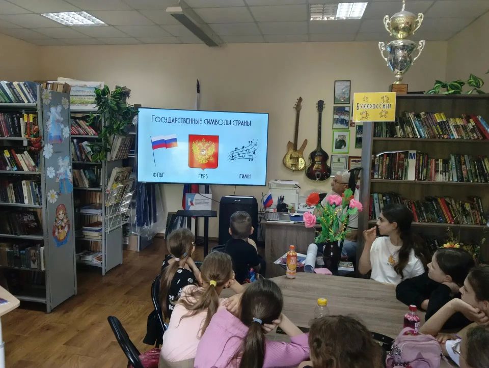 В преддверии главного государственного праздника – Дня России – партиец Портовской сельской библиотеки провела беседу у выставки «Символы России» для ребят школьного лагеря «Солнышко» В преддверии главного государственного праздника – Дня России – партиец Портовской сельской библиотеки провела беседу у выставки «Символы России» для ребят школьного лагеря «Солнышко»