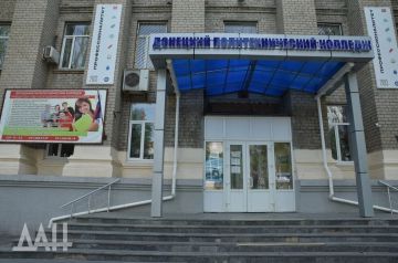 Рабочие приступили к ремонту политехнического колледжа в Донецке