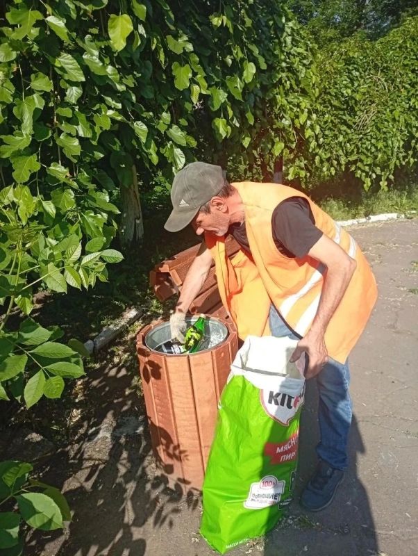 Коммунальщики Снежного продолжают благоустраивать территории общего пользования Коммунальщики Снежного продолжают благоустраивать территории общего пользования