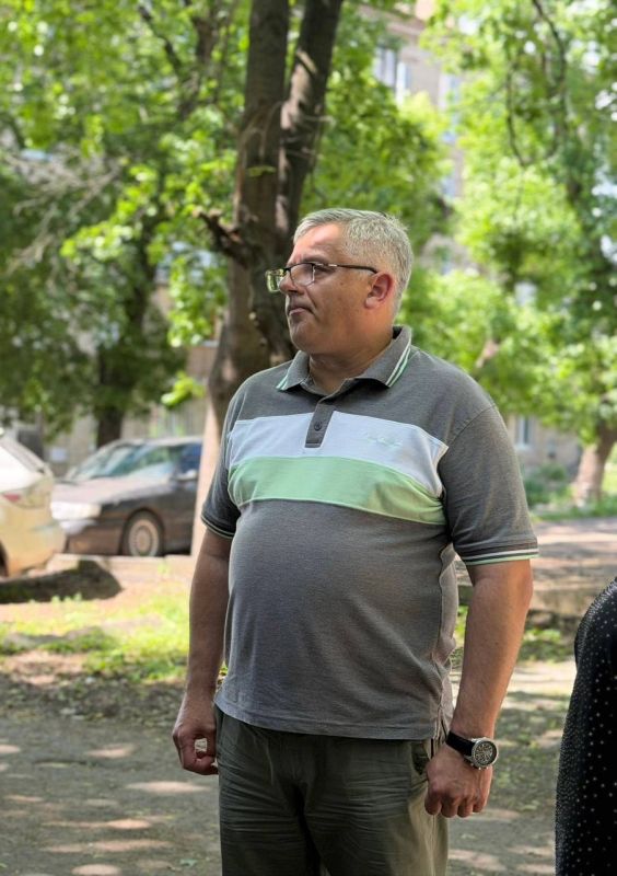 Сегодня, 10 июня, первый заместитель руководителя Управы Ворошиловского внутригородского района Евтеев Андрей совместно с депутатом Донецкого городского Совета Ткаченко Сергеем провели встречу с населением Сегодня, 10 июня, первый заместитель руководителя Управы Ворошиловского внутригородского района Евтеев Андрей совместно с депутатом Донецкого городского Совета Ткаченко Сергеем провели встречу с населением