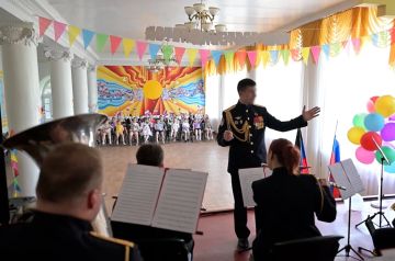 «Вперед, Россия!»: росгвардейцы организовали концерт школьникам в Ждановке