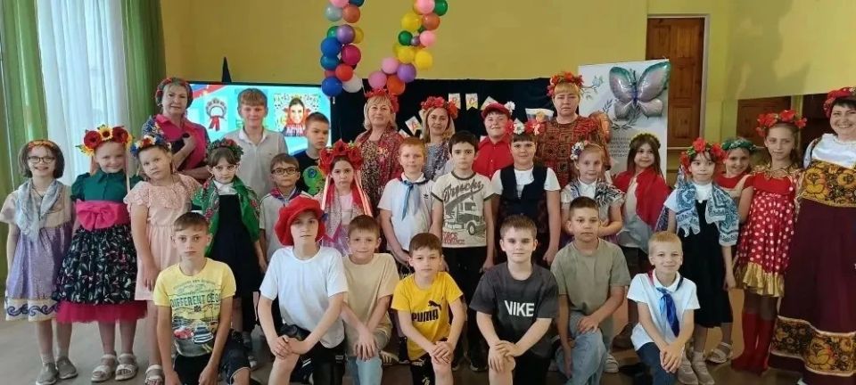 Вместе мы — Россия!. 12 июня наша страна отмечает один из самых важных и торжественных праздников — День России! В честь этого события городская библиотека подготовила для ребят из пришкольного лагеря школы № 1 увлекательную... Вместе мы — Россия!. 12 июня наша страна отмечает один из самых важных и торжественных праздников — День России! В честь этого события городская библиотека подготовила для ребят из пришкольного лагеря школы № 1 увлекательную...