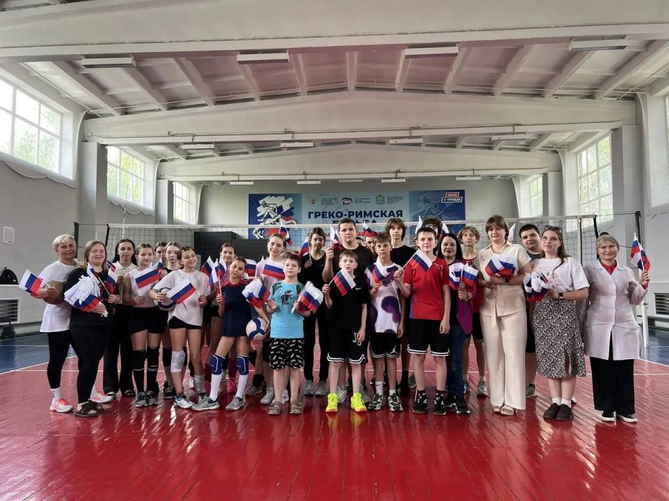 Праздник каждого из нас: партийцы Снежного поздравили жителей города с Днём России Праздник каждого из нас: партийцы Снежного поздравили жителей города с Днём России