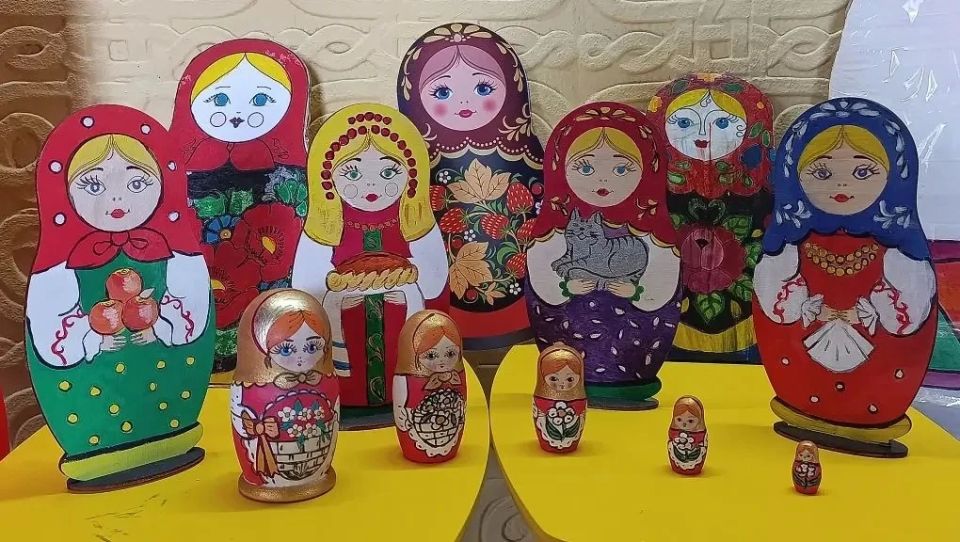 Матрешка- символ России. Активистки Жеснкого движения Единой России организовали по всему Волновахскому МО смотр-демонстрацию матрешек для детей Матрешка- символ России. Активистки Жеснкого движения Единой России организовали по всему Волновахскому МО смотр-демонстрацию матрешек для детей