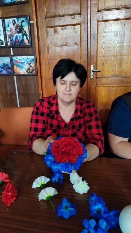 В Камышеватском СДК прошёл мастер-класс по созданию топиариев в цветах российского триколора В Камышеватском СДК прошёл мастер-класс по созданию топиариев в цветах российского триколора