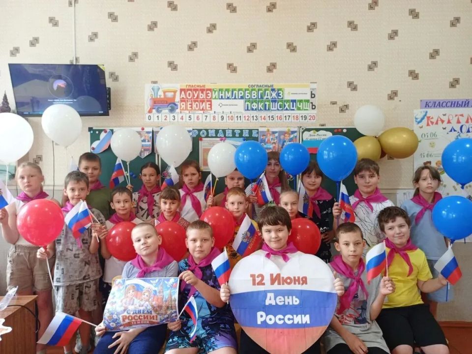 С Россией в сердце. В преддверии Дня России на летних площадках досуга состоялся цикл тематических мероприятий, посвящённых государственному празднику С Россией в сердце. В преддверии Дня России на летних площадках досуга состоялся цикл тематических мероприятий, посвящённых государственному празднику