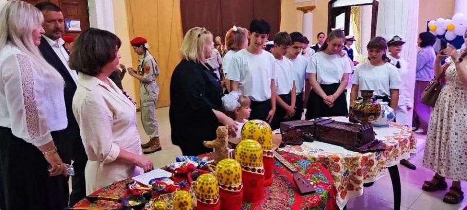 Ко Дню России сотрудники МБУ "Музей истории города Харцызска" подготовили выставку "Моя страна - моя Россия" Ко Дню России сотрудники МБУ "Музей истории города Харцызска" подготовили выставку "Моя страна - моя Россия"