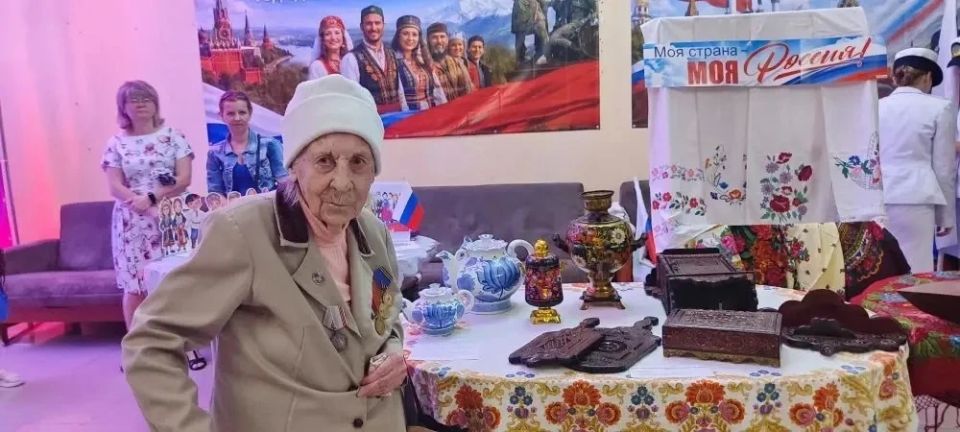 Ко Дню России сотрудники МБУ "Музей истории города Харцызска" подготовили выставку "Моя страна - моя Россия" Ко Дню России сотрудники МБУ "Музей истории города Харцызска" подготовили выставку "Моя страна - моя Россия"