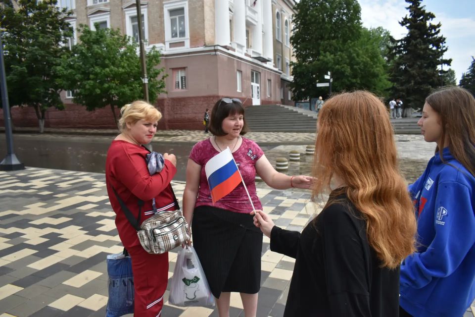 В Амвросиевке прошли мероприятия, посвященные Дню России В Амвросиевке прошли мероприятия, посвященные Дню России