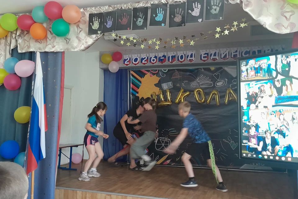 Мы встречаем праздник лета, праздник солнца, праздник света Мы встречаем праздник лета, праздник солнца, праздник света