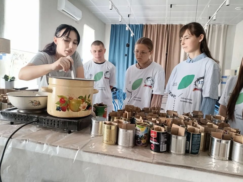 Делать добро просто!. В День России на базе Дома молодёжи сотрудники отдела молодёжной политики совместно с молодёжным активом ГБПОУ "Волновахский технологический техникум" организовали изготовление 150 окопных свечей для... Делать добро просто!. В День России на базе Дома молодёжи сотрудники отдела молодёжной политики совместно с молодёжным активом ГБПОУ "Волновахский технологический техникум" организовали изготовление 150 окопных свечей для...
