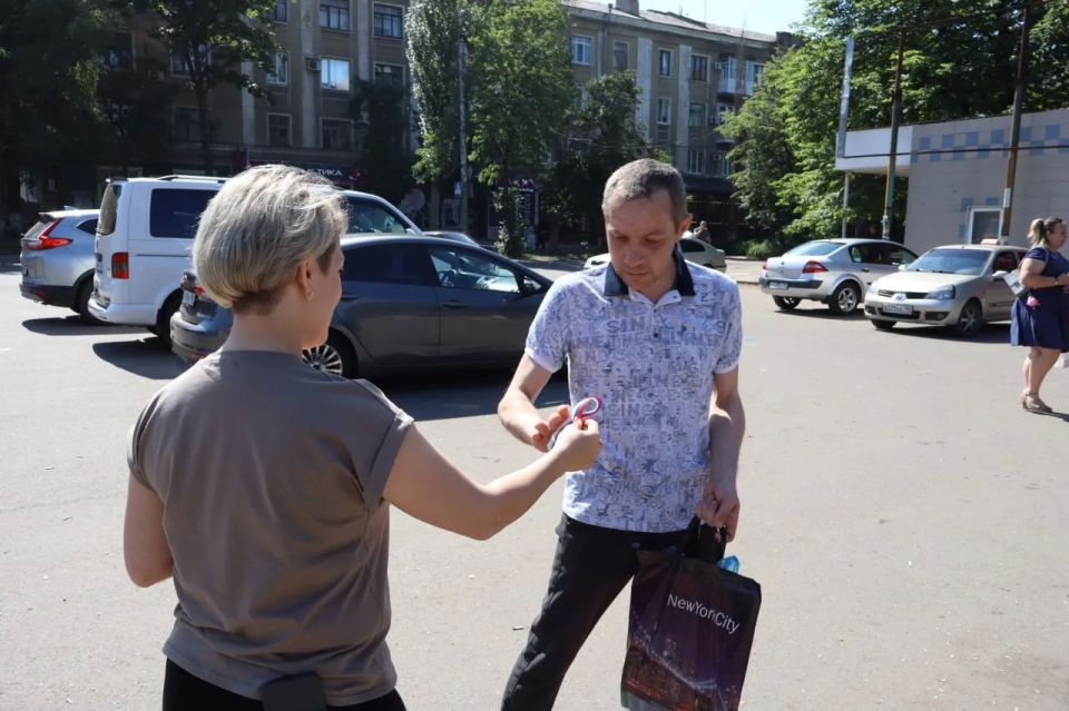 В Центрально-Городском районе Горловки прошла праздничная акция ко Дню России В Центрально-Городском районе Горловки прошла праздничная акция ко Дню России