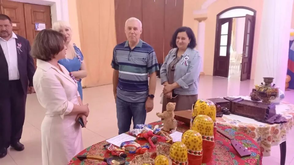 Ко Дню России сотрудники МБУ "Музей истории города Харцызска" подготовили выставку "Моя страна - моя Россия" Ко Дню России сотрудники МБУ "Музей истории города Харцызска" подготовили выставку "Моя страна - моя Россия"
