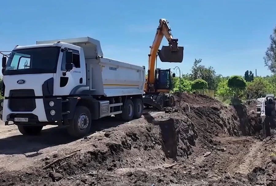 Ремонт коллектора по проспекту Металлургов в Мариуполе близится к завершению Ремонт коллектора по проспекту Металлургов в Мариуполе близится к завершению