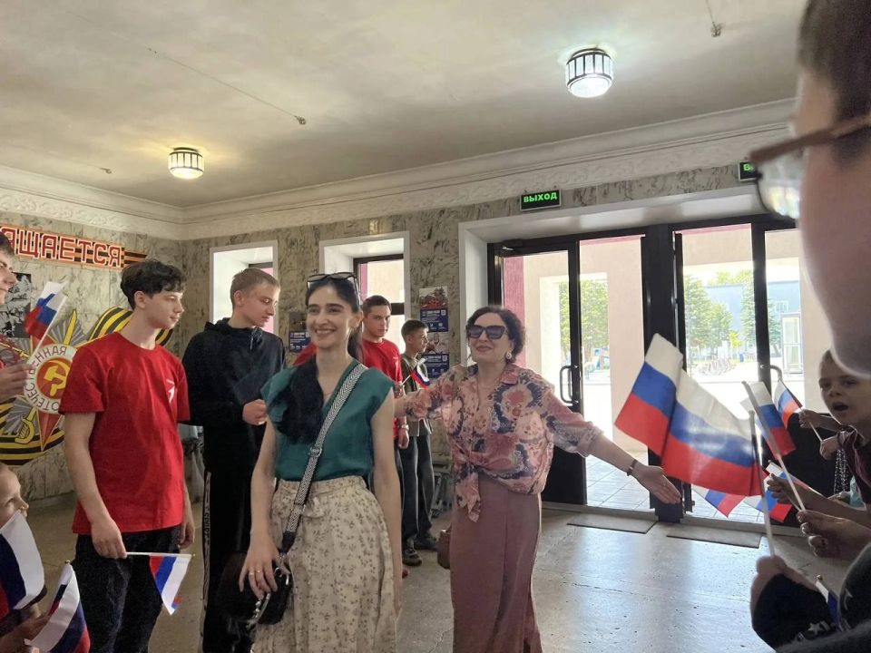Праздник каждого из нас: партийцы Снежного поздравили жителей города с Днём России Праздник каждого из нас: партийцы Снежного поздравили жителей города с Днём России