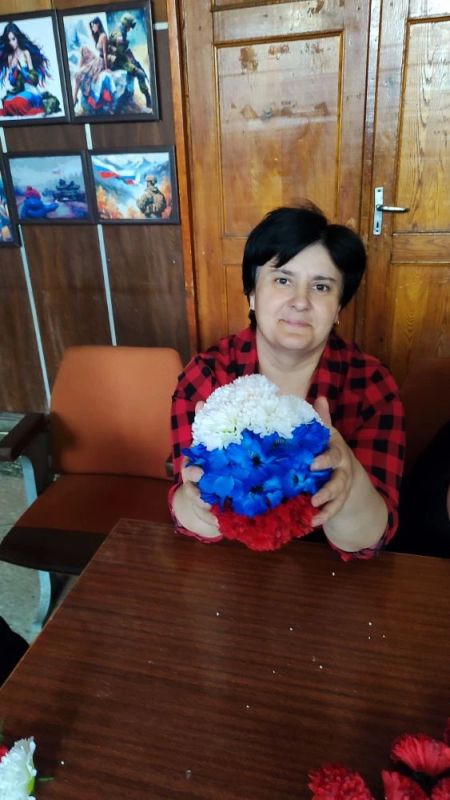 В Камышеватском СДК прошёл мастер-класс по созданию топиариев в цветах российского триколора В Камышеватском СДК прошёл мастер-класс по созданию топиариев в цветах российского триколора