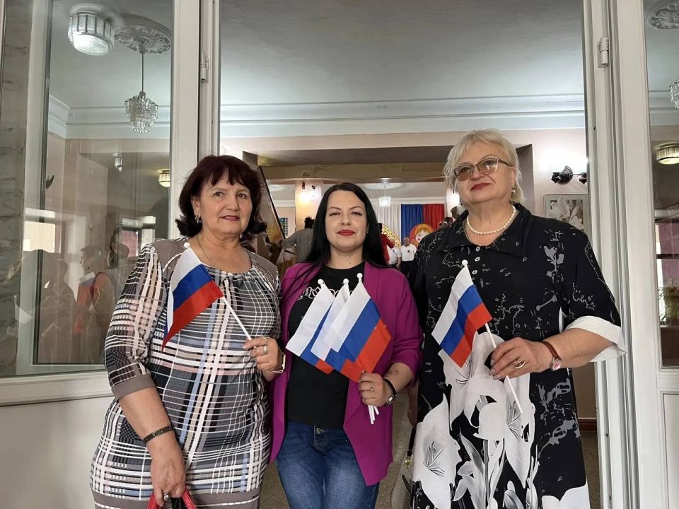Праздник каждого из нас: партийцы Снежного поздравили жителей города с Днём России Праздник каждого из нас: партийцы Снежного поздравили жителей города с Днём России