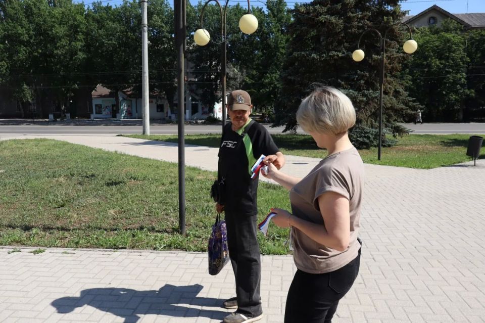 В Центрально-Городском районе Горловки прошла праздничная акция ко Дню России В Центрально-Городском районе Горловки прошла праздничная акция ко Дню России