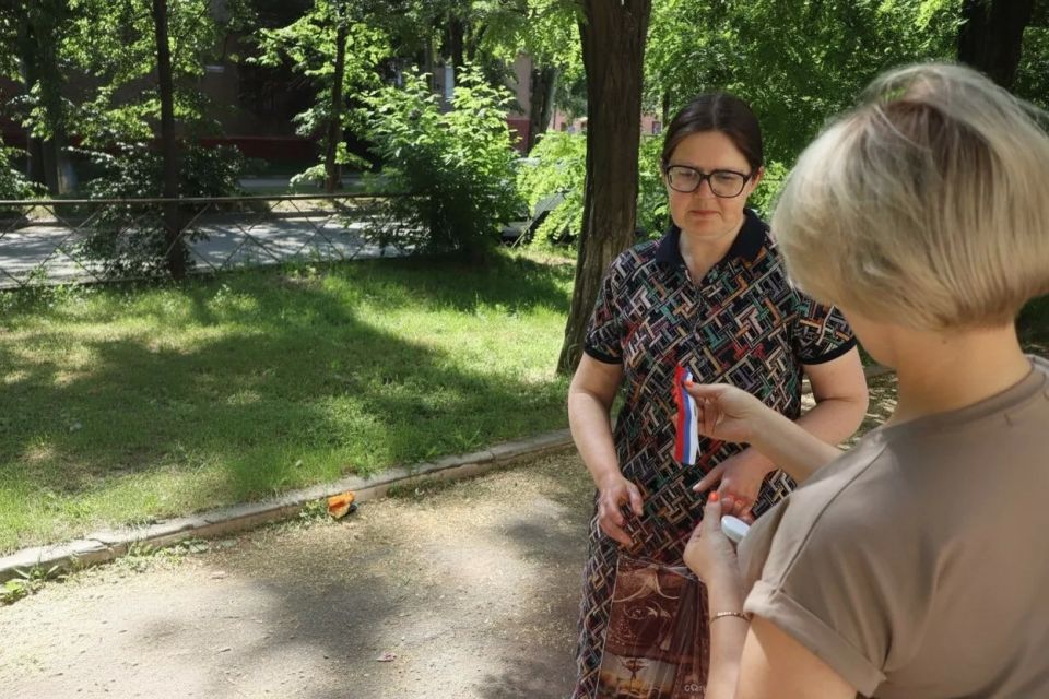 В Центрально-Городском районе Горловки прошла праздничная акция ко Дню России В Центрально-Городском районе Горловки прошла праздничная акция ко Дню России