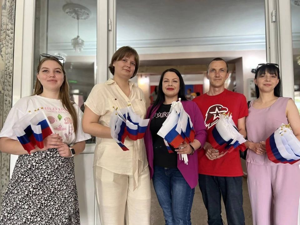 Праздник каждого из нас: партийцы Снежного поздравили жителей города с Днём России Праздник каждого из нас: партийцы Снежного поздравили жителей города с Днём России