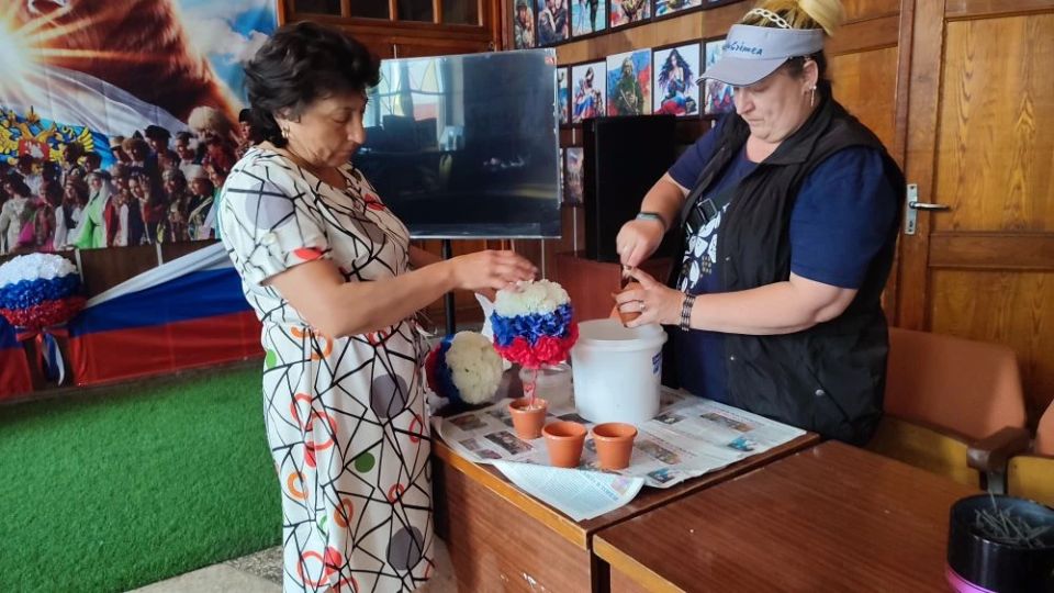 В Камышеватском СДК прошёл мастер-класс по созданию топиариев в цветах российского триколора В Камышеватском СДК прошёл мастер-класс по созданию топиариев в цветах российского триколора